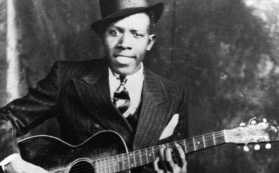 Robert Johnson: Considerado o pai do Delta blues, teve uma influência imensa com suas gravações de 1936-1937, apesar de sua curta vida. Sua técnica inovadora no violão e suas composições como Cross Road Blues moldaram o blues moderno e inspiraram gerações de guitarristas