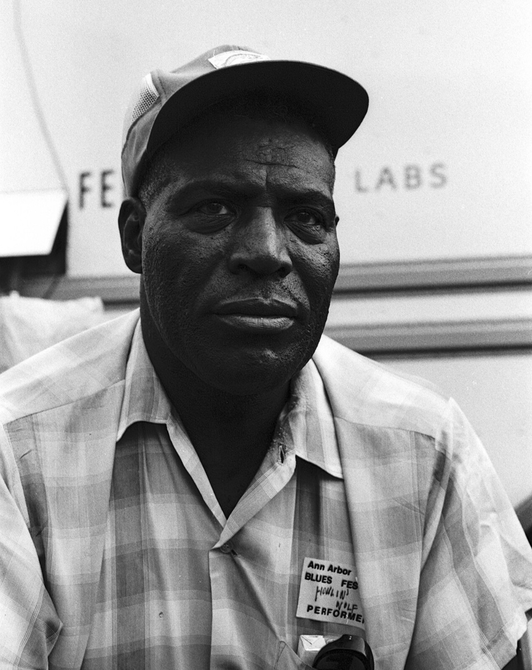 Howlin' Wolf: Com uma voz rouca e poderosa, é conhecido por sucessos como Smokestack Lightning. Ele foi uma das forças motrizes do Chicago blues e, junto com Muddy Waters, ajudou a definir o som elétrico do blues urbano.