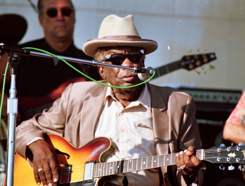 John Lee Hooker: Conhecido pelo seu estilo de boogie, Hooker incorporou elementos do folk e do Delta blues em músicas como Boom Boom. Sua capacidade de criar ritmos hipnotizantes o tornou uma figura influente tanto no blues quanto no rock.