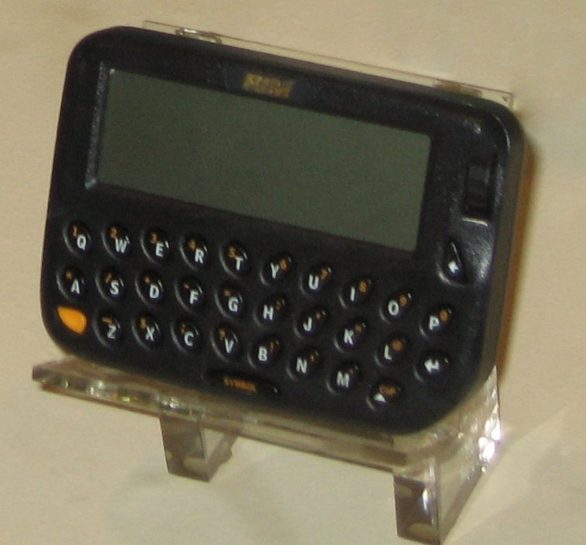 Pagers, também conhecidos como bipes, são dispositivos eletrônicos portáteis que foram muito populares nas décadas de 1980 e 1990, embora tenham sido desenvolvidos ainda nas décadas de 1950 e 1960.