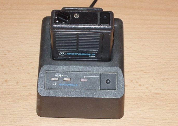 Eles funcionavam por meio de transmissões de rádio, permitindo o envio e recebimento de mensagens curtas.