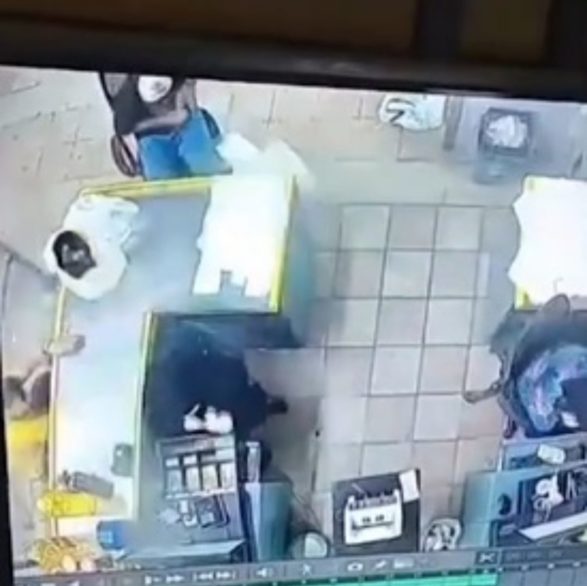 De acordo com a reportagem, foi colocada uma carga explosiva inferior a 50 gramas perto da bateria dos aparelhos, junto a um interruptor, permitindo que as explosões fossem acionadas mesmo à distância.