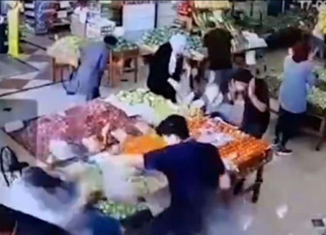 Câmeras de segurança em um supermercado de Beirute capturaram o momento de duas dessas explosões: uma ocorreu enquanto um homem realizava o pagamento no caixa, e a outra próximo a uma área de frutas.