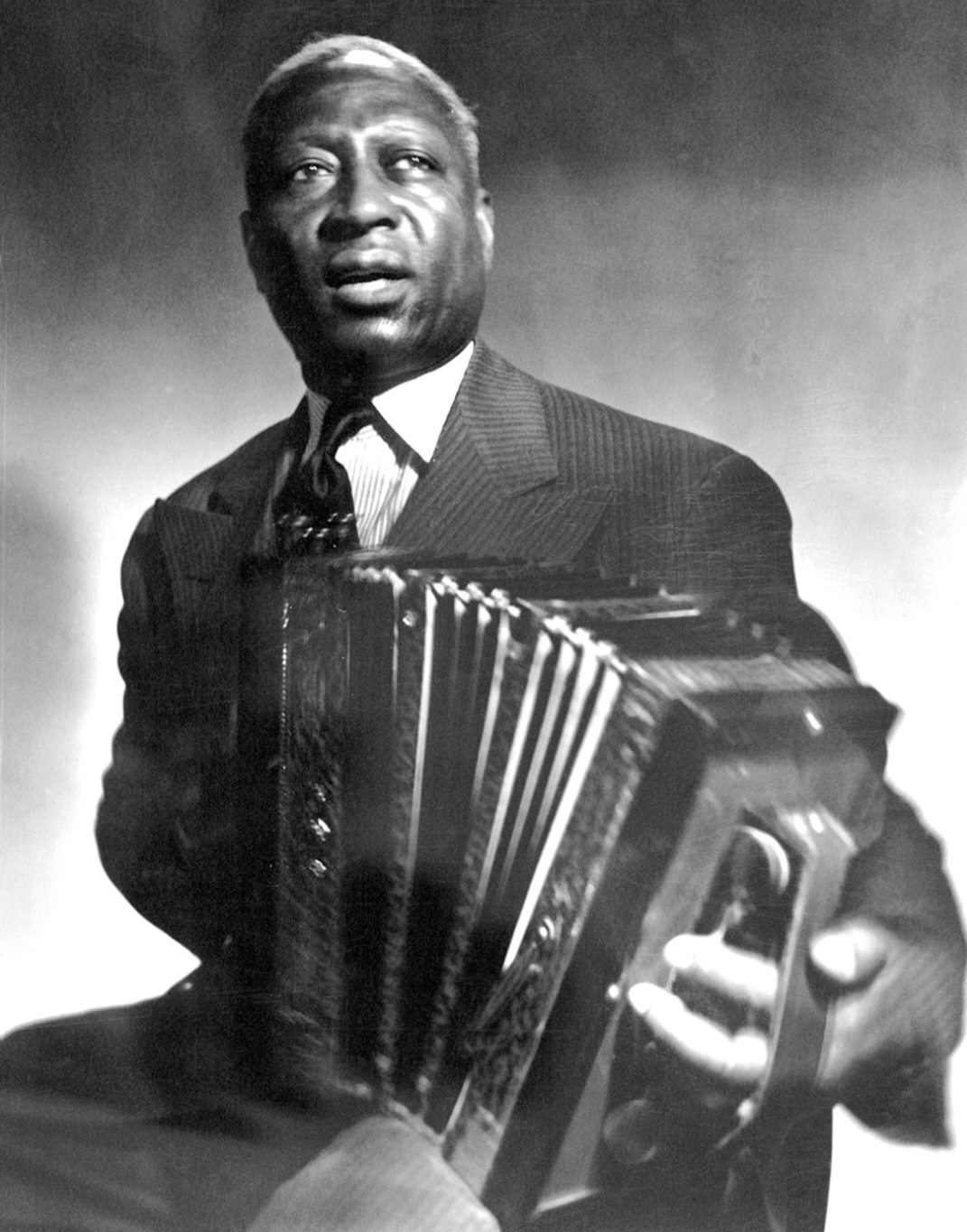 Lead Belly: Com uma mistura de blues, folk e músicas tradicionais, Lead Belly foi um dos músicos mais influentes das primeiras décadas do século XX. Seu trabalho foi fundamental para a preservação de muitas canções tradicionais e influenciou tanto o blues quanto o folk.
