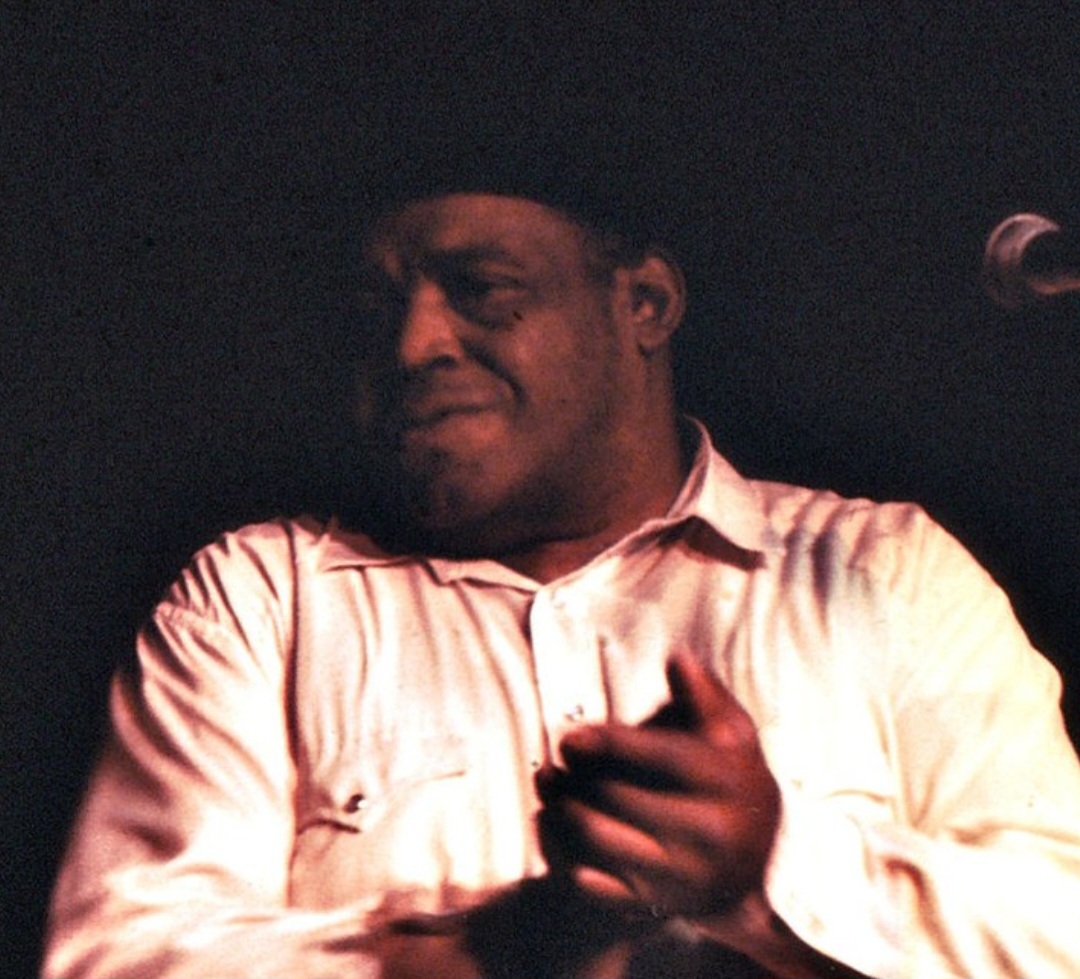 Willie Dixon: Embora fosse principalmente um compositor e baixista, Dixon foi fundamental no desenvolvimento do Chicago blues. Ele escreveu e produziu muitos clássicos para artistas como Muddy Waters e Howlin' Wolf, incluindo Hoochie Coochie Man e Spoonful.