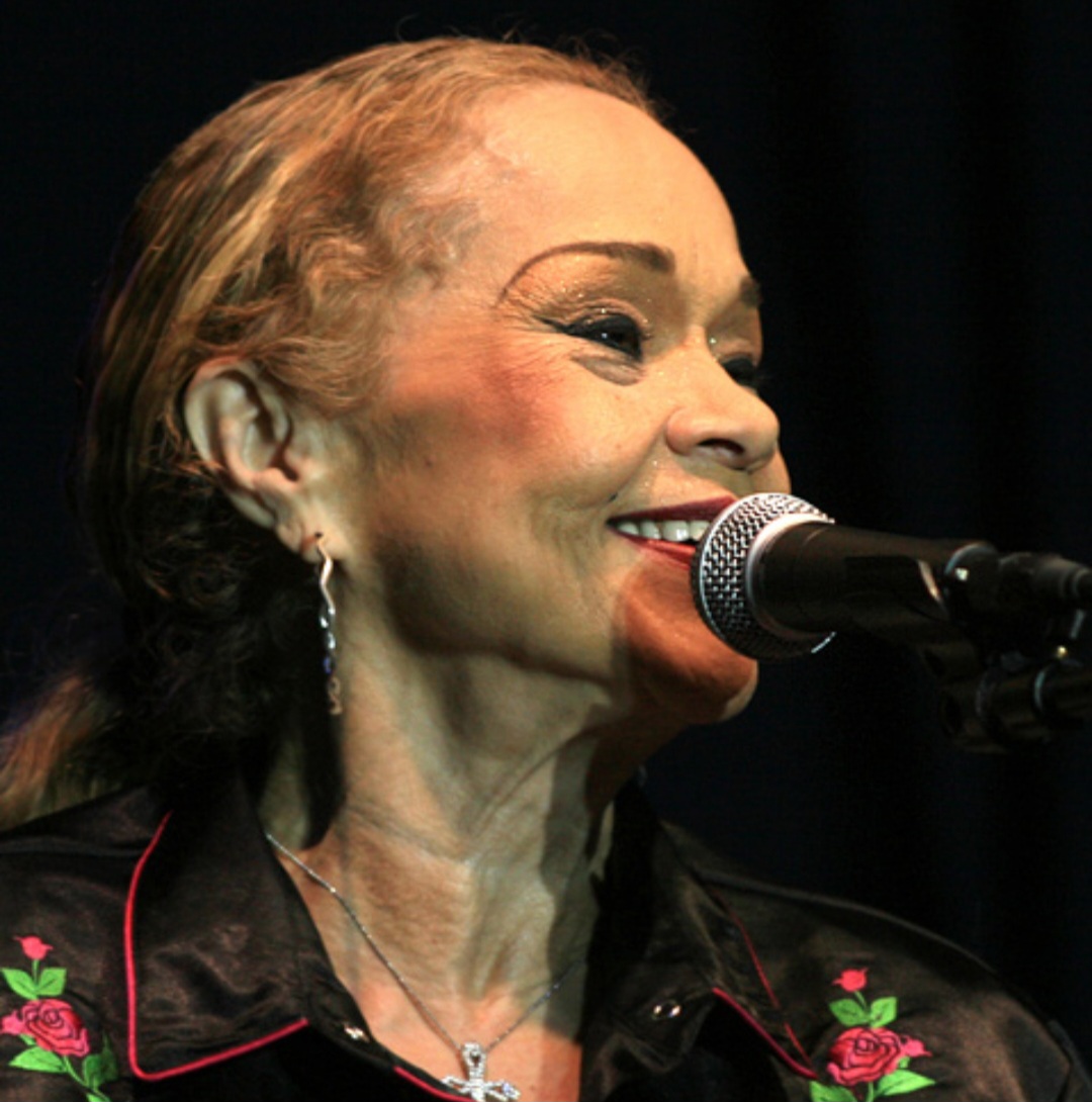 Etta James: Embora mais associada ao soul e R&B, Etta James teve raízes profundas no blues, com sua poderosa voz e interpretação emotiva. Canções como I'd Rather Go Blind e At Last a tornaram uma das maiores vozes femininas na história do blues.