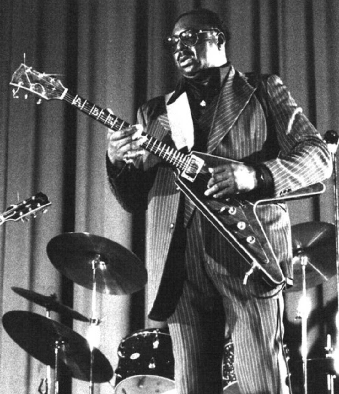 Albert King: Outro dos Três Reis do blues, Albert King era famoso por seu estilo canhoto de tocar guitarra  e seu uso inovador de bends de corda. Seu álbum Born Under a Bad Sign (1967) é considerado um dos mais importantes da história do blues, influenciando guitarristas de rock e blues.