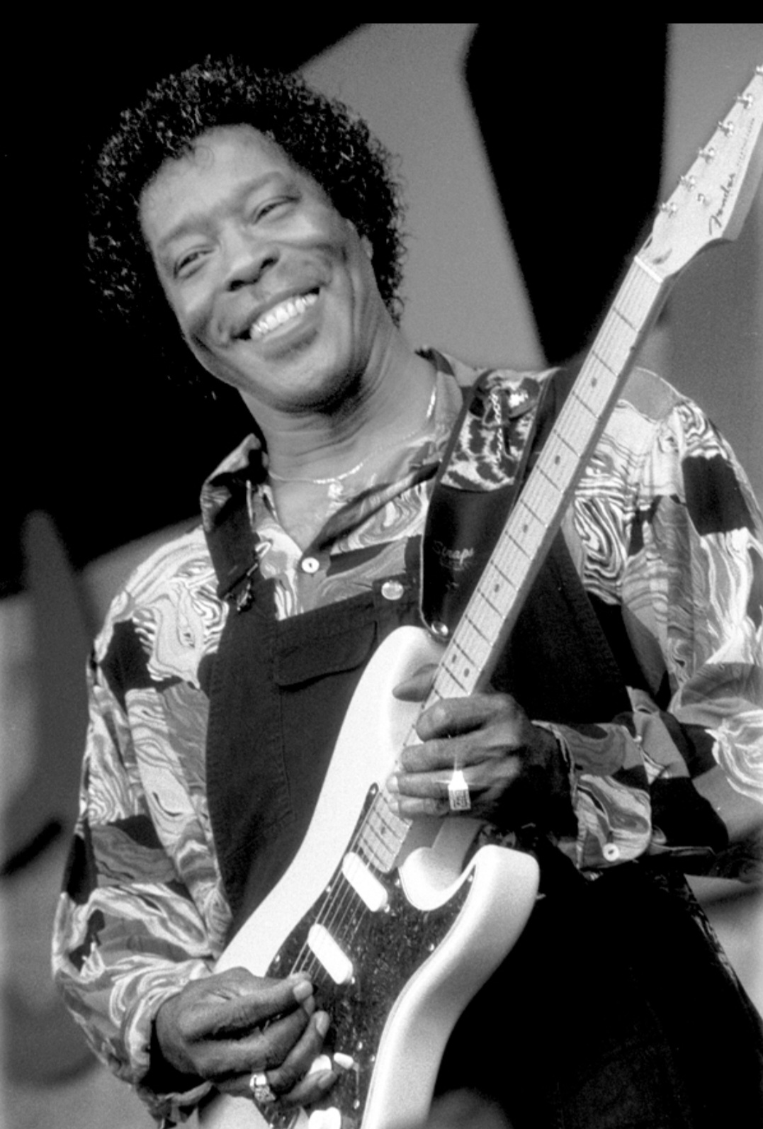 Buddy Guy: Um dos últimos grandes bluesmen de Chicago, Buddy Guy é conhecido por seu estilo explosivo na guitarra, misturando tradição com inovação. Ele foi uma ponte entre o blues tradicional e o rock moderno, sendo mentor de artistas como Jimi Hendrix e Eric Clapton.