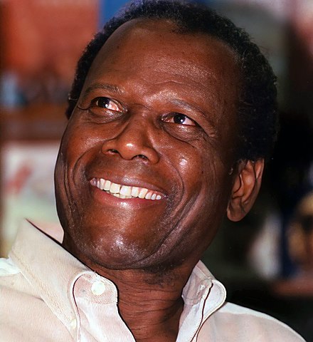 Sidney Poitier morreu no dia 6/1/2022 aos 94 anos, nas Bahamas, seu país de origem. Poitier só nasceu nos EUA, em 20/2/1927, porque sua mãe estava na Flórida no momento do parto. Com 76 anos de carreira, ele era muito querido da classe artística e do grande público. 