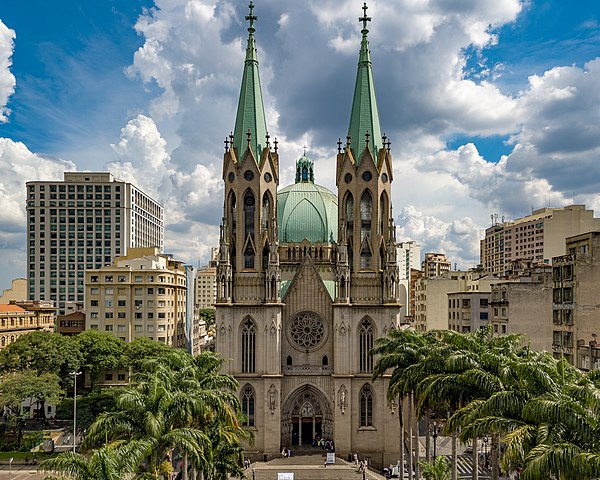 Catedral da Sé - É o quarto maior templo neogótico do mundo. Começou a ser construída em 1913 e foi inaugurada em 1954, inacabada. Ficou pronta em 1967. Os restos mortais do cacique Tibiriçá e dos jesuítas Manuel da Nóbrega e José de Anchieta estão na cripta da catedral.
