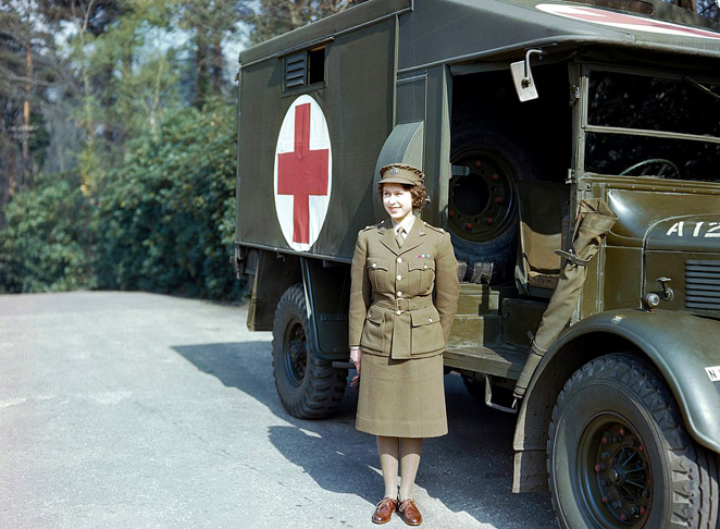 No ano de 1945, Elizabeth entrou no Serviço Territorial Auxiliar feminino e treinou como motorista de caminhão, tentando ajudar de alguma forma sua nação durante a Segunda Guerra Mundial. 