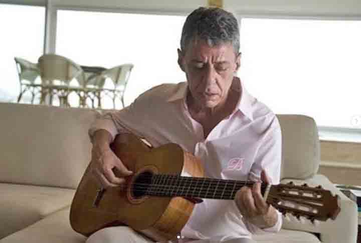 Com o término do relacionamento, ela alterou a letra e dedicou a canção a Chico Buarque, ícone da MPB. 
