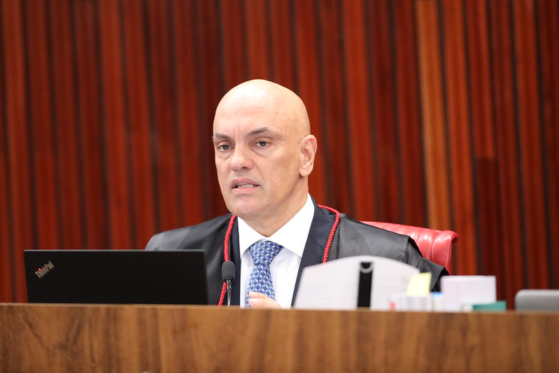 No entanto, no texto em que informa sobre sua nova posição, a Starlink classificou de ilegal a decisão de Moraes que congelou as contas da empresa no Brasil. 