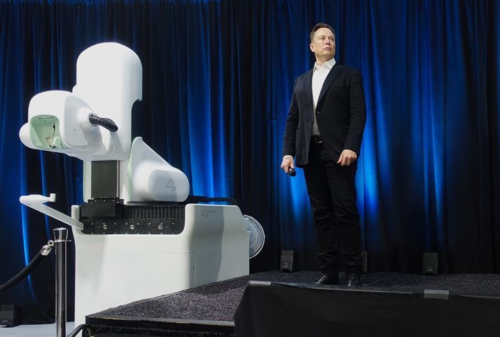 No dia 17 de agosto, o X anunciou a decisão de fechar o escritório no Brasil. A medida foi uma resposta de Musk aos pedidos de Moraes para bloquear perfis na rede social de pessoas que são alvo do inquérito no STF. 