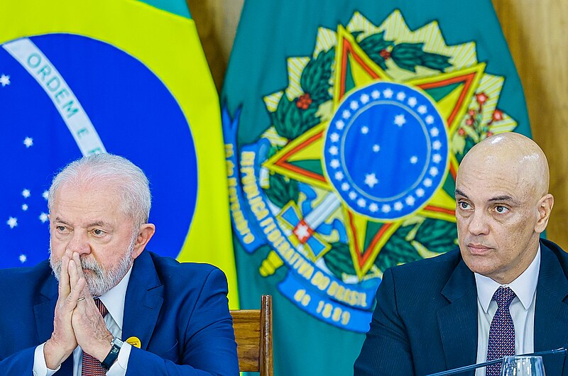 Musk lembrou que na era Bolsonaro chegou a receber homenagem por sua relevância no mundo. E agora passa pela suspensão do serviço. O tirano Alexandre (de Moraes) é o ditador do Brasil. Lula é seu cachorrinho, afirmou.