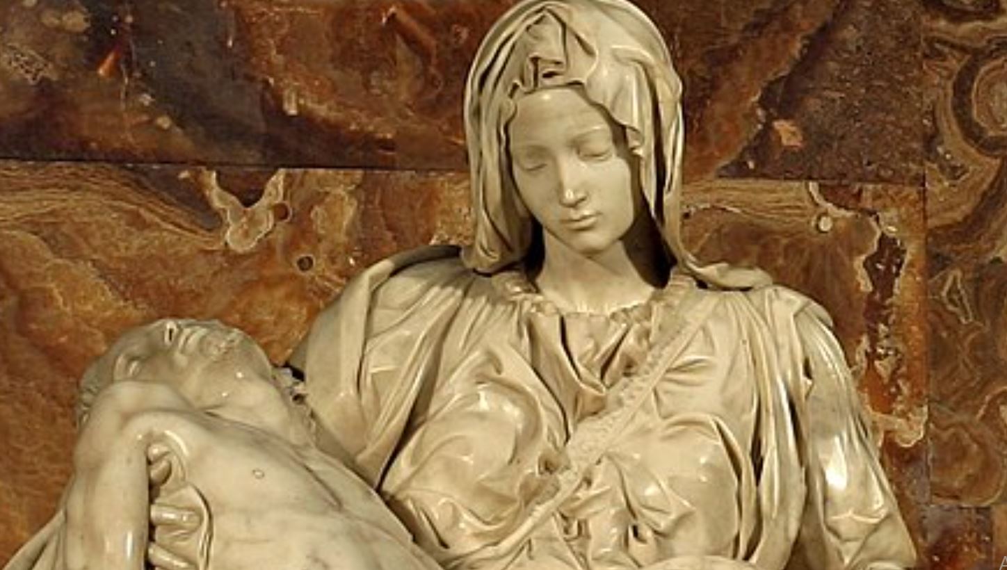 Pietà é a única obra de Michelangelo que leva a assinatura do autor na própria peça. Está na faixa que atravessa a roupa de Maria. 