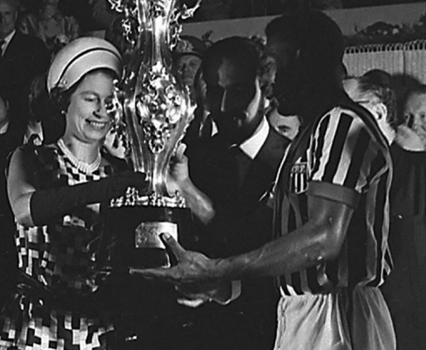 Em 1968, ela visitou o Brasil e, como parte dos seus afazeres no país, ela assistiu a uma partida de Pelé no estádio do Maracanã. Ela estava acompanhando do príncipe Philip.