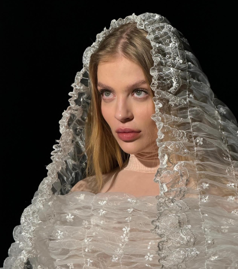 No mesmo ano, ela lançou suas primeiras canções autorais, entre elas uma parceria com Luan Santana, “Não Preciso de Você Para Nada”. 
