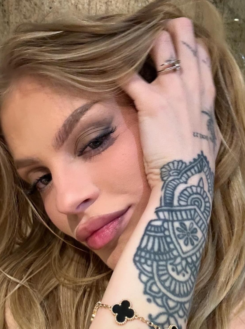 No mesmo dia em que recebeu as indicações ao Grammy Latino, Luisa Sonza lançou a versão deluxe de “Escândalo Íntimo”. 

