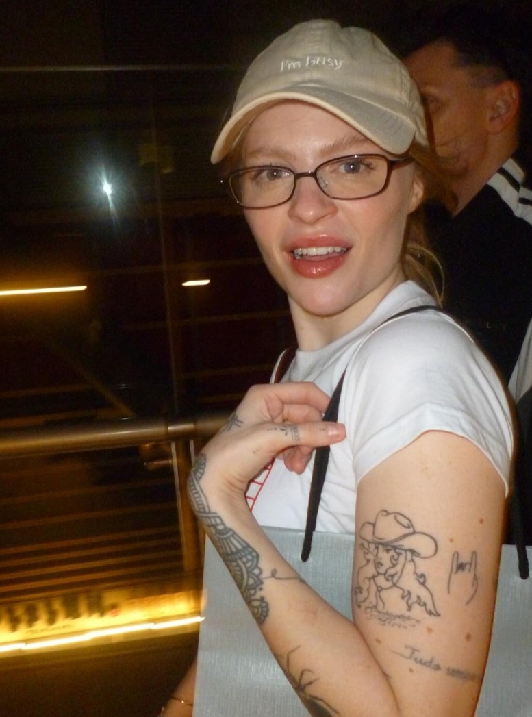 No documentário “Eu Sou Luísa Sonza”, lançado pela Netflix no fim de 2023, a cantora afirmou que ataques na internet foram prejudiciais à sua relação com Whindersson. 
