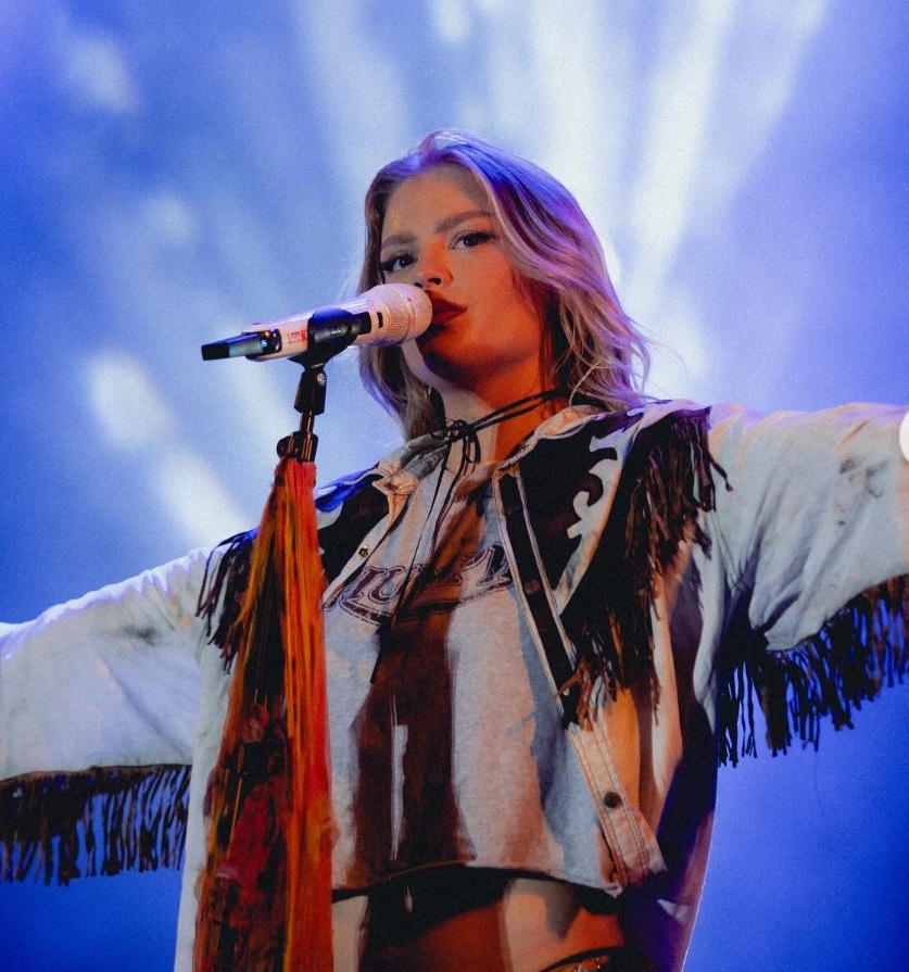 A interpretação da nova versão aconteceu no primeiro show do álbum “Escândalo Íntimo”, em Porto Alegre. 

