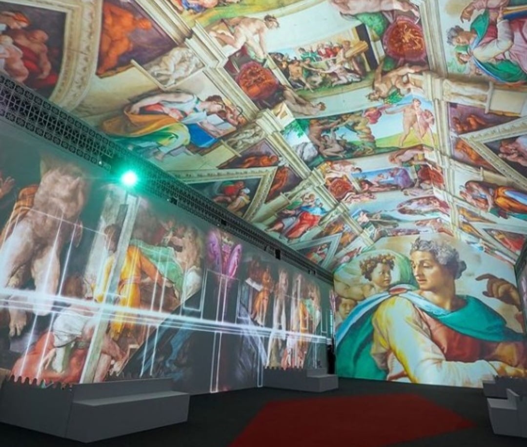 A exposição fica no Shopping Riomar e exibe réplicas de pinturas e esculturas do mestre, inclusive com passeio por uma imitação da Capela Sistina  onde afrescos de Michelangelo são admirados há séculos no Vaticano.