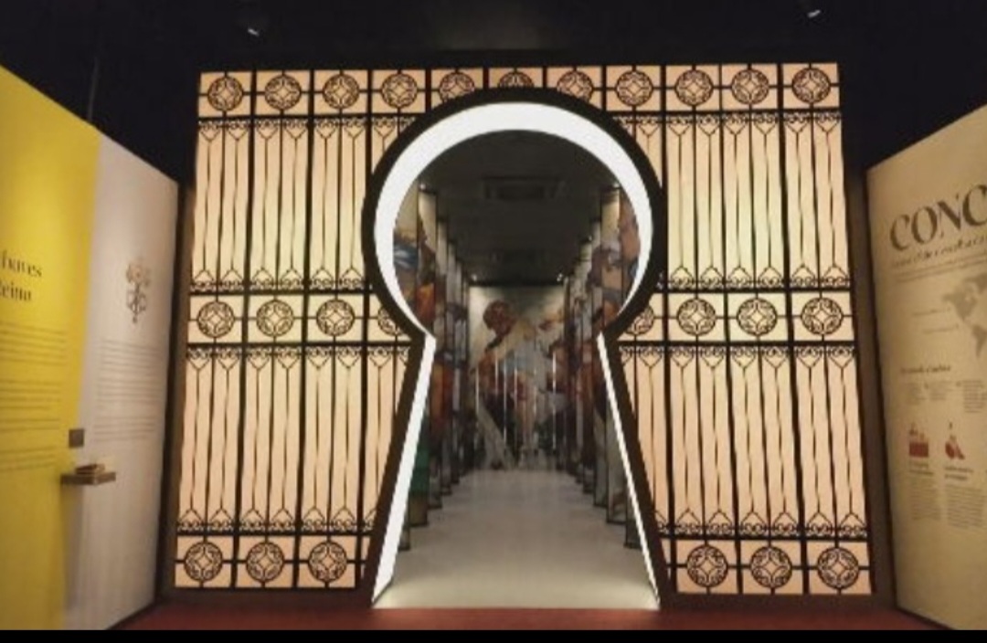 Para a mostra, os organizadores criaram uma entrada em forma de fechadura. Uma passagem  para um mundo de conhecimento e contemplação. 