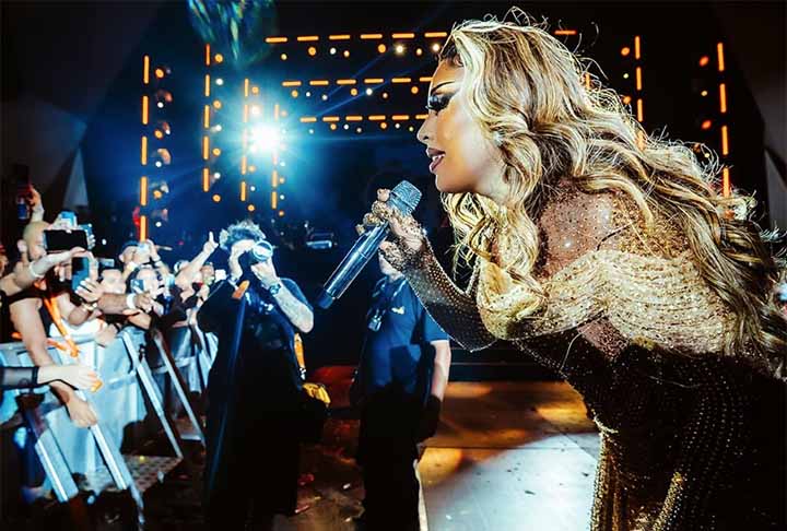 Na parte final do show, que foi dividido em três partes, o tema foi carnaval. Gloria, então, surgiu com asas e uma coroa com penas de passistas de escola de samba e fez o público vibrar com sua performance.