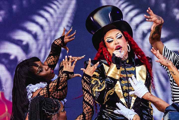 Com participação do baiano Léo Santana, lançou o hit Arrasta, que chegou ao topo da lista Viral Brasil do Spotify. O videoclipe alcançou mais de 5 milhões de visualizações em menos de um mês e trouxe uma nova fase da cantora, com gravações para fazer todo mundo dançar e cantar.