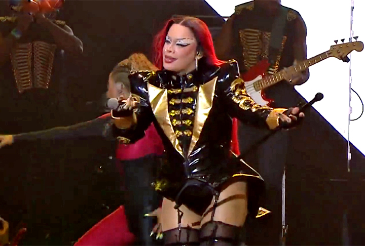 Chegou a abrir os shows de drag queens de renome internacional, tais como Sharon Needles e Adore Delano. No ano seguinte, Gloria lançou seu álbum de estreia, intitulado O Proceder.