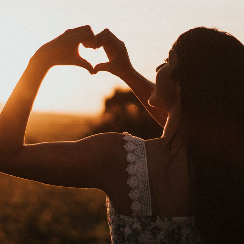 Equilíbrio, coordenação e flexibilidade fazem com que a pessoa fique mais feliz, segura e menos estressada. Ou seja, ajuda no lado emocional e aumenta a autoestima.  