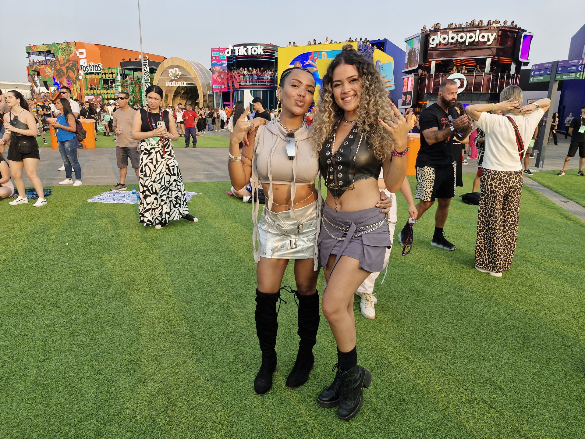 Looks de Raynara Santos, 20, e Mariany Prado, 24, ambas do RJ, para o Dia do Pop no Rock in Rio 2024