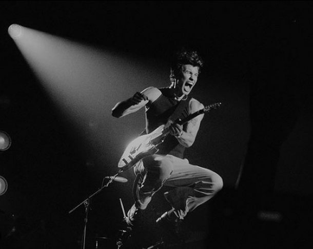 Shawn Mendes é um verdadeiro fenômeno musical, reunindo talento, carisma e uma conexão genuína com seu público. Sua jornada o levou a se tornar um ícone global da música pop, mostrando sua determinação e talento excepcionais. A cada novo lançamento, Mendes continua a inspirar e a conquistar fãs por onde passa.