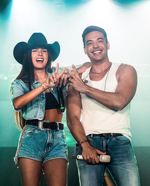 Ana Castela também gosta de fazer parcerias para gravações.  Um dos destaques é  “Covardia”, com Wesley Safadão. E  Roça Em Mim tem os parceiros Zé Felipe e Luan Pereira. Castela também gravou  com Hungria Hip Hop, Simone Mendes, Melody , J Chris e Naiara Azevedo, entre outros. 