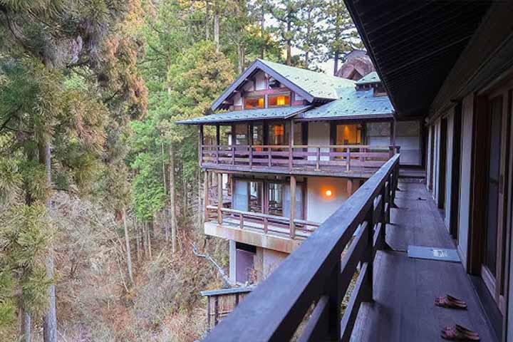 De propriedade da família Hoshi, a hospedaria possui 70 quartos em estilo japonês, além de banhos termais internos e externos. 