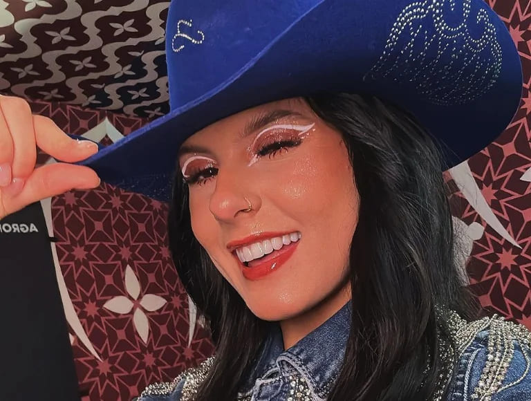 Com as parcerias, Castela interage com outros gêneros. E ela levou o Sertanejo até mesmo para o carnaval, pois criou o Bloquinho da Ana Castela e percorreu cidades pelo país. 