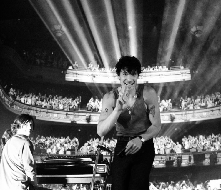 Nesse mesmo ano, Mendes participou de um concurso de covers promovido por Ryan Seacrest e venceu com sua versão de Say Something, da banda A Great Big World.