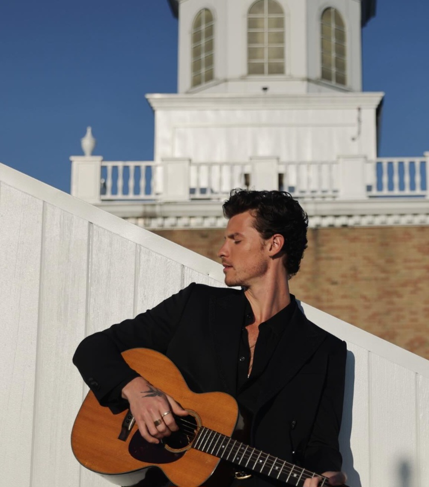 O empresário Andrew Gertler notou seu talento e o trouxe para a Island Records em janeiro de 2014.