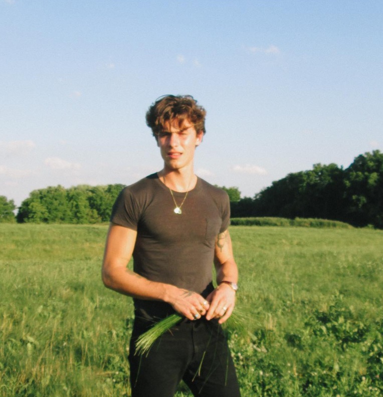 A paixão pela música se intensificou quando ele aprendeu a tocar violão aos 14 anos, utilizando vídeos tutoriais do YouTube como seu guia. Essa habilidade se tornaria a base de sua carreira, permitindo que ele se conectasse com uma audiência global.