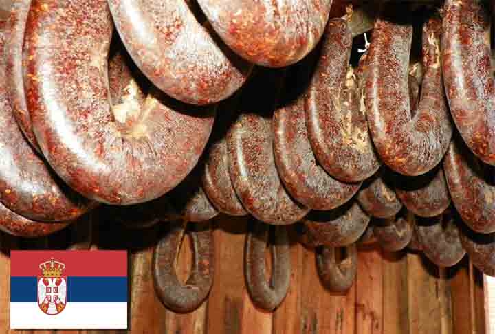 12º) Pirotska peglana kobasica (Sérvia) - O nome peglana significa passada a ferro, referindo-se ao processo de prensagem manual que a linguiça sofre durante a cura. É temperada com especiarias locais, como alho, pimenta e pimenta-do-reino, sem conservantes artificiais.