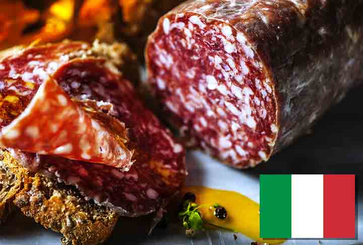 18º) Salame Napoli (Itália) - Tradicional da região de Nápoles, este salame é feito de carne de porco de alta qualidade, misturada com gordura e temperada com sal, pimenta, pimenta-do-reino e, em alguns casos, alho ou vinho.