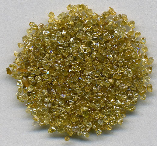 O diamante é uma das pedras mais valiosas do mundo. Ele não existe em abundância na natureza. E enche os olhos. Por isso, acaba tendo o seu valor elevado, especialmente após ser lapidado. 