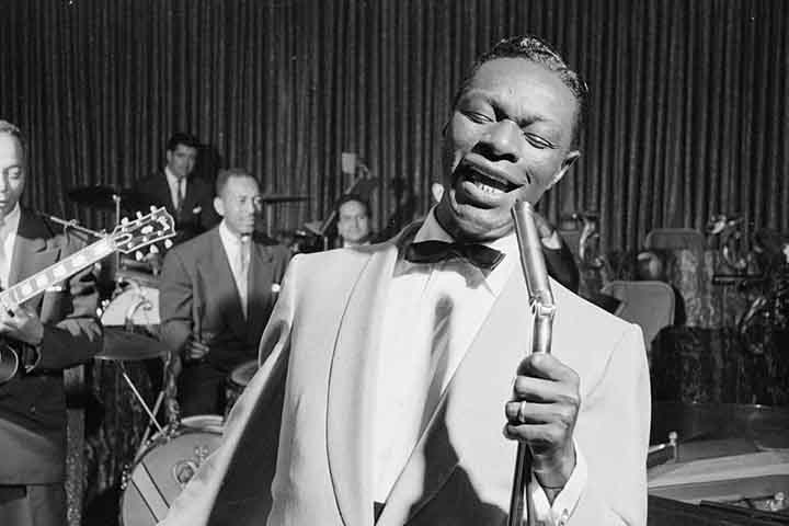 Na década de 1940, Cole passou a se destacar como um cantor que combinava a voz rouca com uma emissão suave. Entre seus grandes sucessos estão “Nature Boy” e “Unforgettable”. Fumante inveterado, morreu de câncer de pulmão aos 45 anos.
