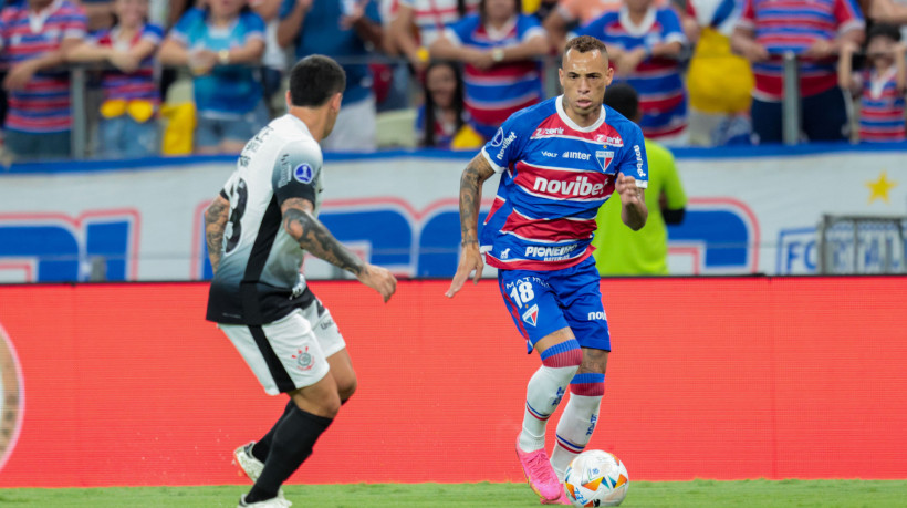 FORTALEZA, CEARÁ, BRASIL, 17-09-2024: Disputas de bola e divididas no jogo Fortaleza x Corinthians pela Sul Americana 1 Jogo no Castelão.. (Foto: Samuel Setubal/ O Povo)