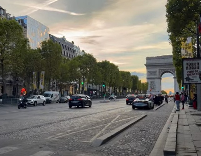 Avenida Champs-Élysées - Com 1,9 km de extensão, esta famosa avenida, que conecta o Arco do Triunfo à Place de la Concorde, é conhecida por suas lojas de luxo, teatros e cafés. Inaugurada no século XVII, é considerada uma das avenidas mais belas do mundo.