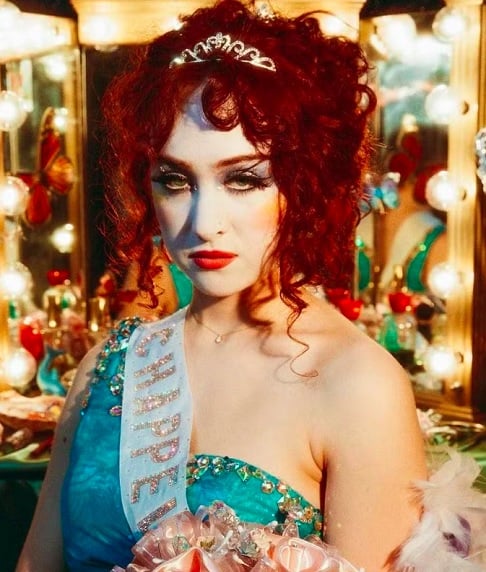 Natural do Missouri (EUA), Chappell Roan ganhou destaque na indústria musical com seu álbum The Rise and Fall of a Midwest Princess (2023), que recebeu aclamação da crítica.