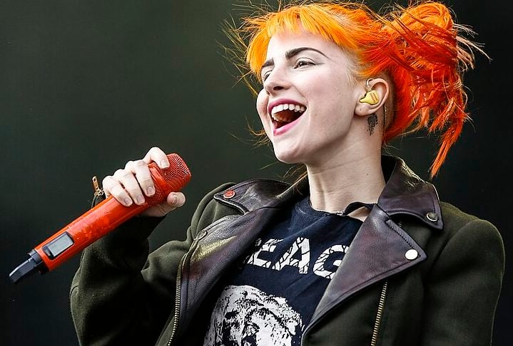 Por outro lado, Roan não é a única artista a fazer suas críticas em relação à fama. Hayley Williams, vocalista do Paramore, expressou apoio aos comentários da cantora.