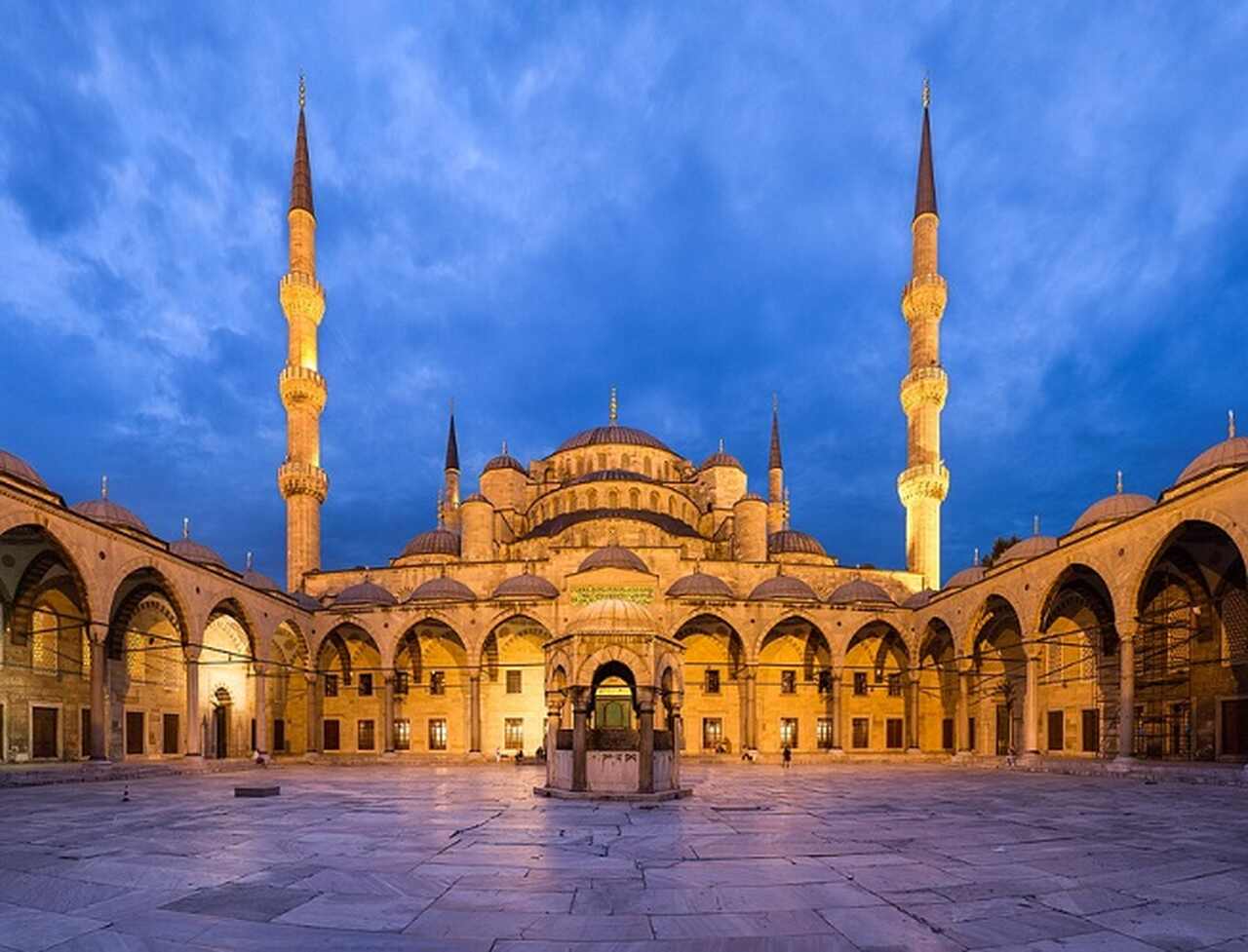 A cidade de Istambul, na Turquia, é repleta de construções históricas. Visitar o local é conhecer não apenas sobre a cultura turca mas da própria humanidade, já que o local foi palco de civilizações antigas. Conheça os principais pontos turísticos da região: 