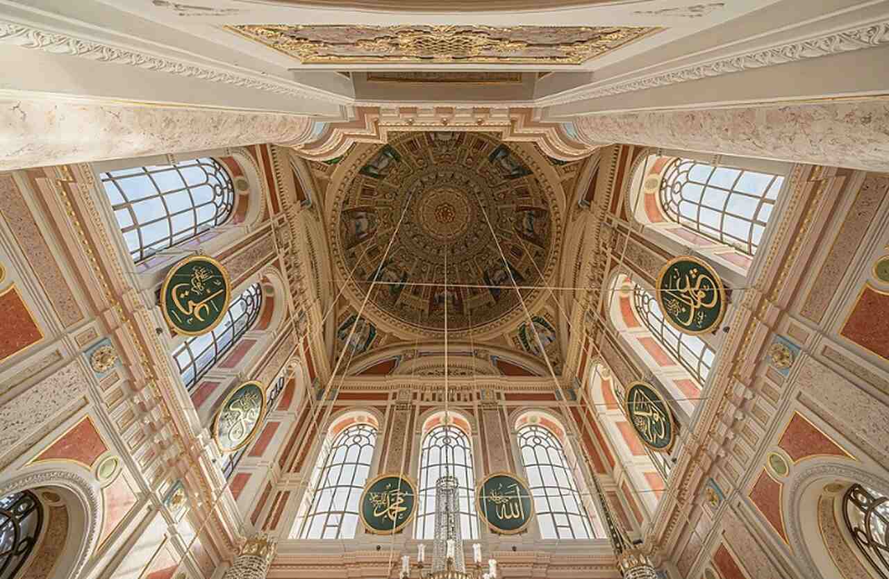 Mezquita Ortaköy (Ortaköy Camii) - Localizada às margens do Bósforo, a Mesquita Ortaköy, concluída em 1856, é um exemplo notável do estilo neobarroco. Com sua localização pitoresca, é uma das mesquitas mais fotografadas de Istambul.