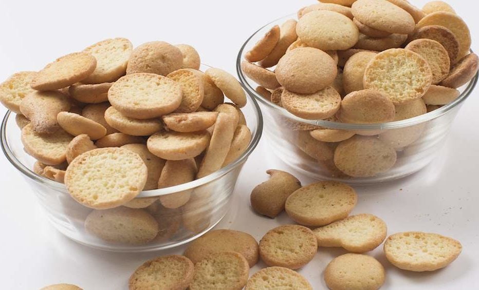 Não há um consenso sobre a origem do tareco, mas argumentam que provavelmente surgiu em Pernambuco e ganhou o Nordeste ao longo dos anos. Na Bahia, a comida é conhecida por “biscoito paciência” e segue uma receita semelhante ao consumido em Recife.